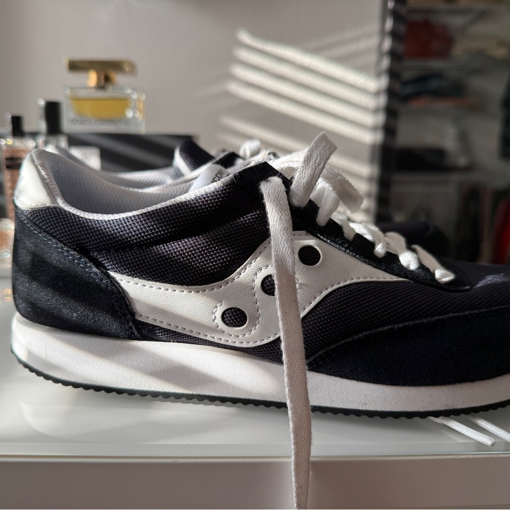 Saucony dark Navy Blue and White Sneakers Retro Design- excellent condition